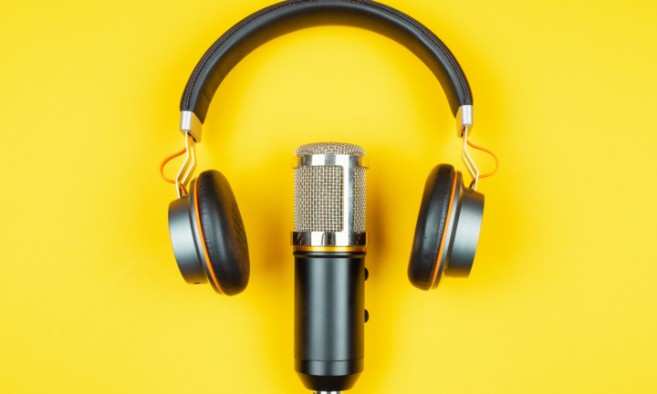Kopfhörer und Mikro - Ausstattung zur Aufnahme einer Podcastfolge
