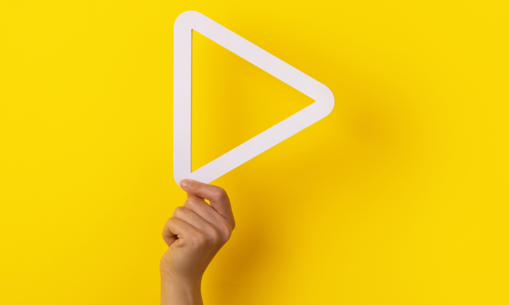 Eine Hand hält das Symbol für 