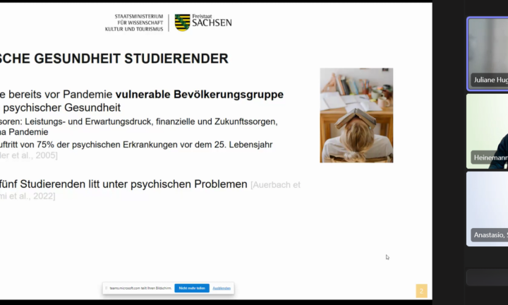 Eine junge Frau berichtet in einer Online-Veranstaltung anhand einer Präsentationsfolie über das Thema Psychische Gesundheit unter Studierenden.