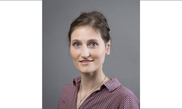 Frau mit dunkelblonden Haaren