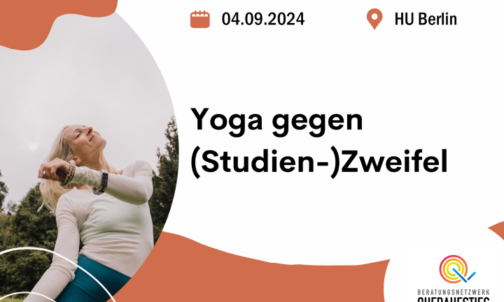 Eine blonde Frau wiegt sich beschwingt beim Yoga.