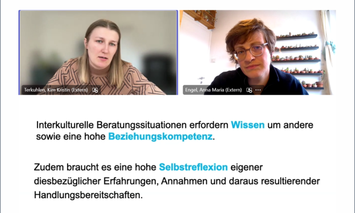 Zwei Frauen tauschen sich in einer Online-Talkrunde aus.