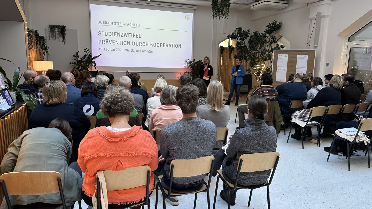 Zwei Moderatorinnen sprechen mit dem Publikum, das vor ihnen sitzt.