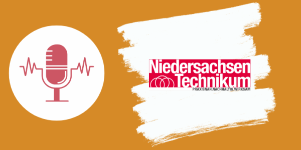 Symbolbild Podcast und Logo des Niedersachsen Technikum auf orangenem Hintergrund.