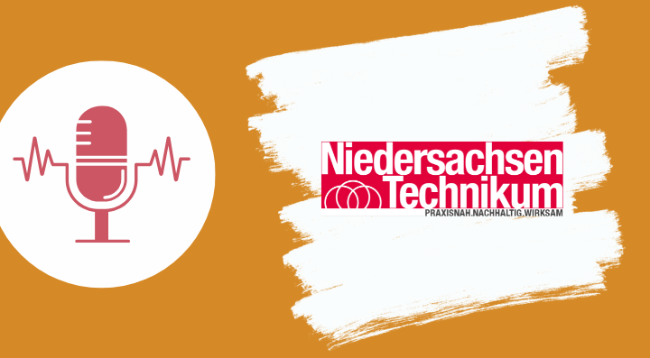 Symbolbild Podcast und Logo des Niedersachsen Technikum auf orangenem Hintergrund.