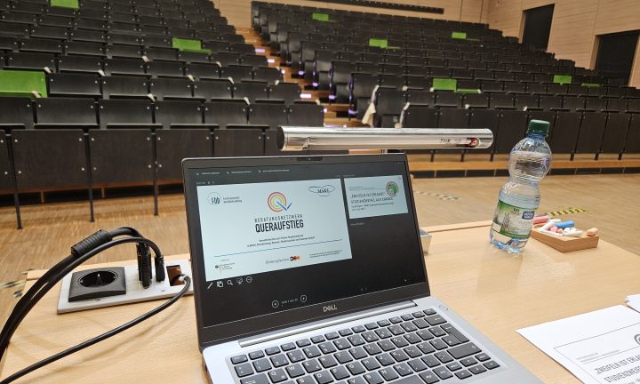 Laptop mit Präsentation des Beratungsnetzwerkes Queraufstieg im Hörsaal