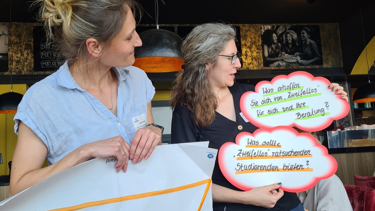 Sarah Rögner (MA&T) und Sabrina Anastasio (f-bb) stellen beim Get together die Fragen für den gemeinsamen Austausch vor