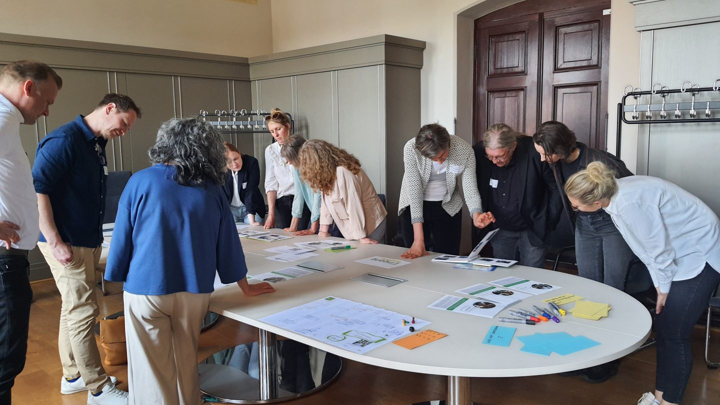 Reger Austausch unter Teilnehmenden im Workshop „Überführung internationaler Studienabbrechender in Ausbildung“