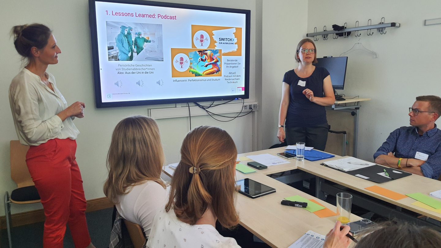 Kathrin Schönherz (f-bb) und Sarah Rögner (MA&T) in Aktion beim Workshop „Events & PR: Junge Menschen für die Beratung gewinnen“