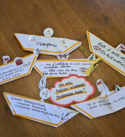 Gebastelte Boote mit den Wünschen der Teilnehmenden für die Ausrichtung der Initiative Zweifellos