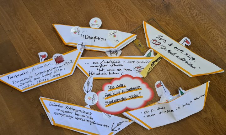 Gebastelte Boote mit den Wünschen der Teilnehmenden für die Ausrichtung der Initiative Zweifellos