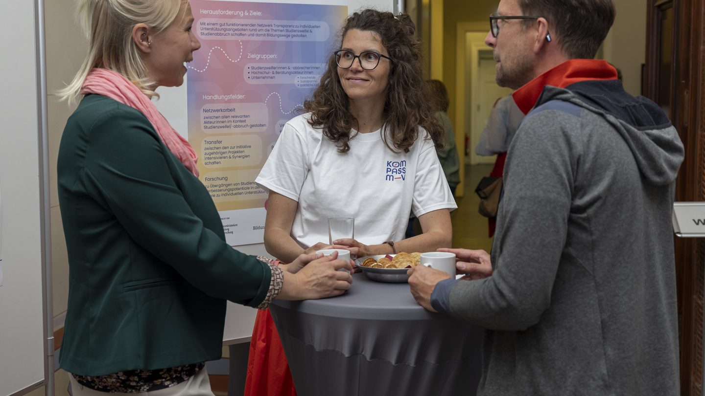 Informeller Austausch zwischen drei teilnehmenden Personen