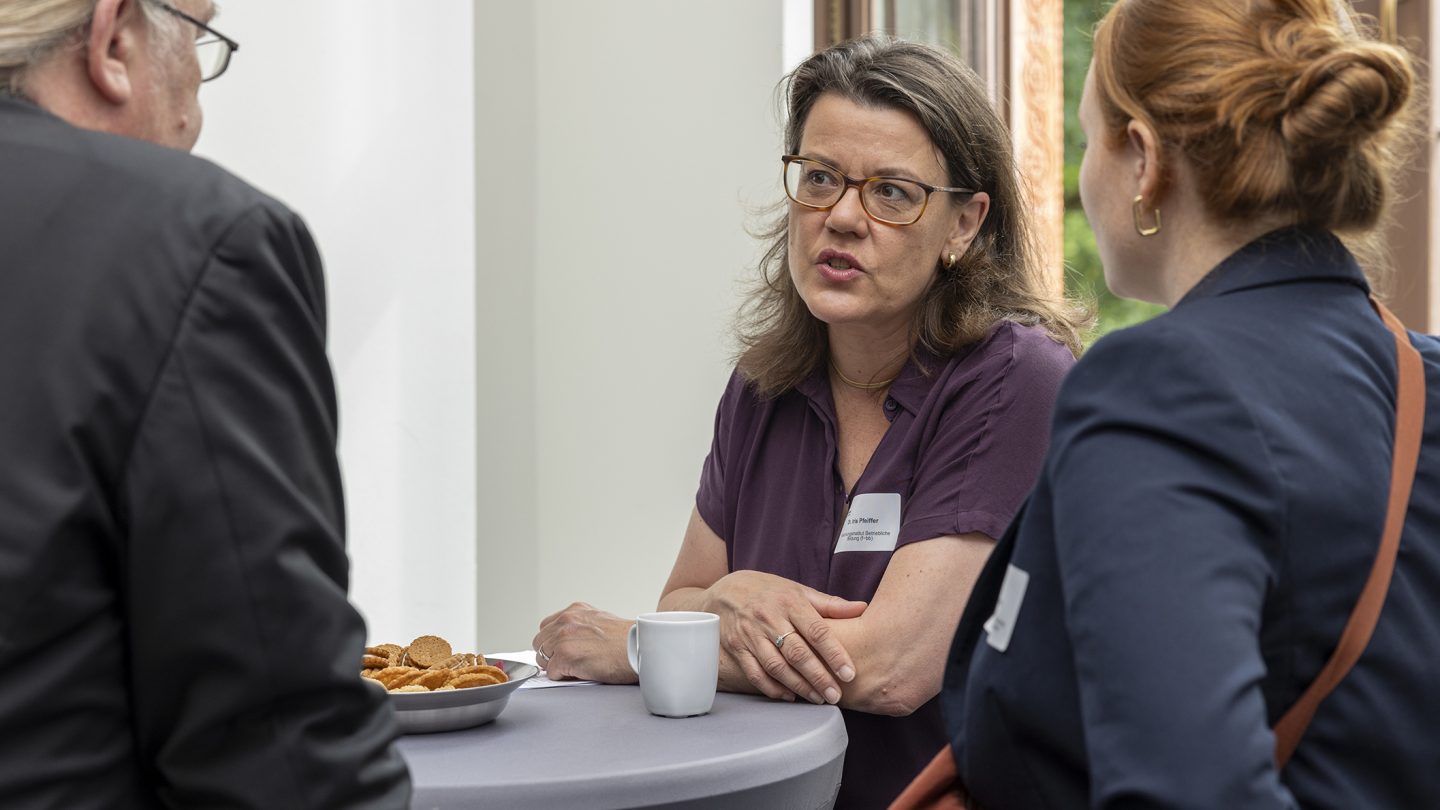Bernd Weiterer (BIBB), Dr. Iris Pfeiffer (f-bb) und Jannika Schlitt (BMFTR, ehemals BMBF) im Austausch