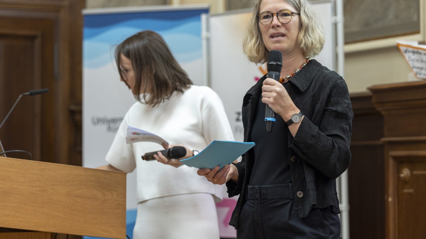 Die Moderatorinnen führen das Publikum durch die Veranstaltung