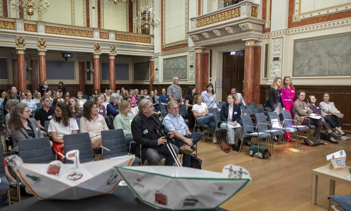 Teilnehmende bei einem Vortrag