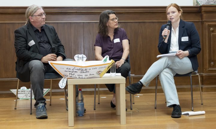 BBernd Weiterer (BIBB), Dr. Iris Pfeiffer (f-bb) und Jannika Schlitt (BMFTR, ehemals BMBF) beim gemeinsamen Grußwort