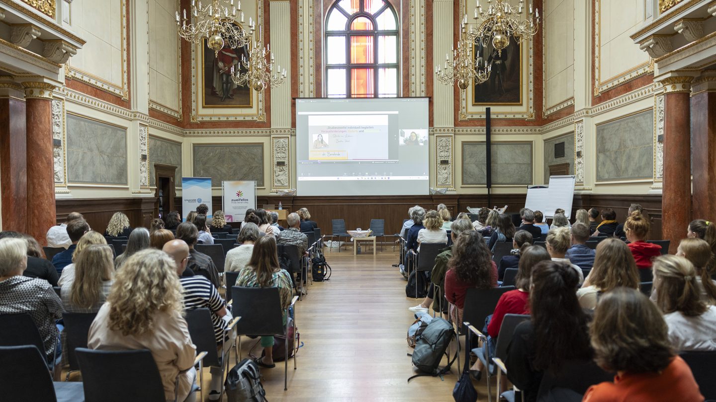 Blick auf die Bühne des Hauptsaals