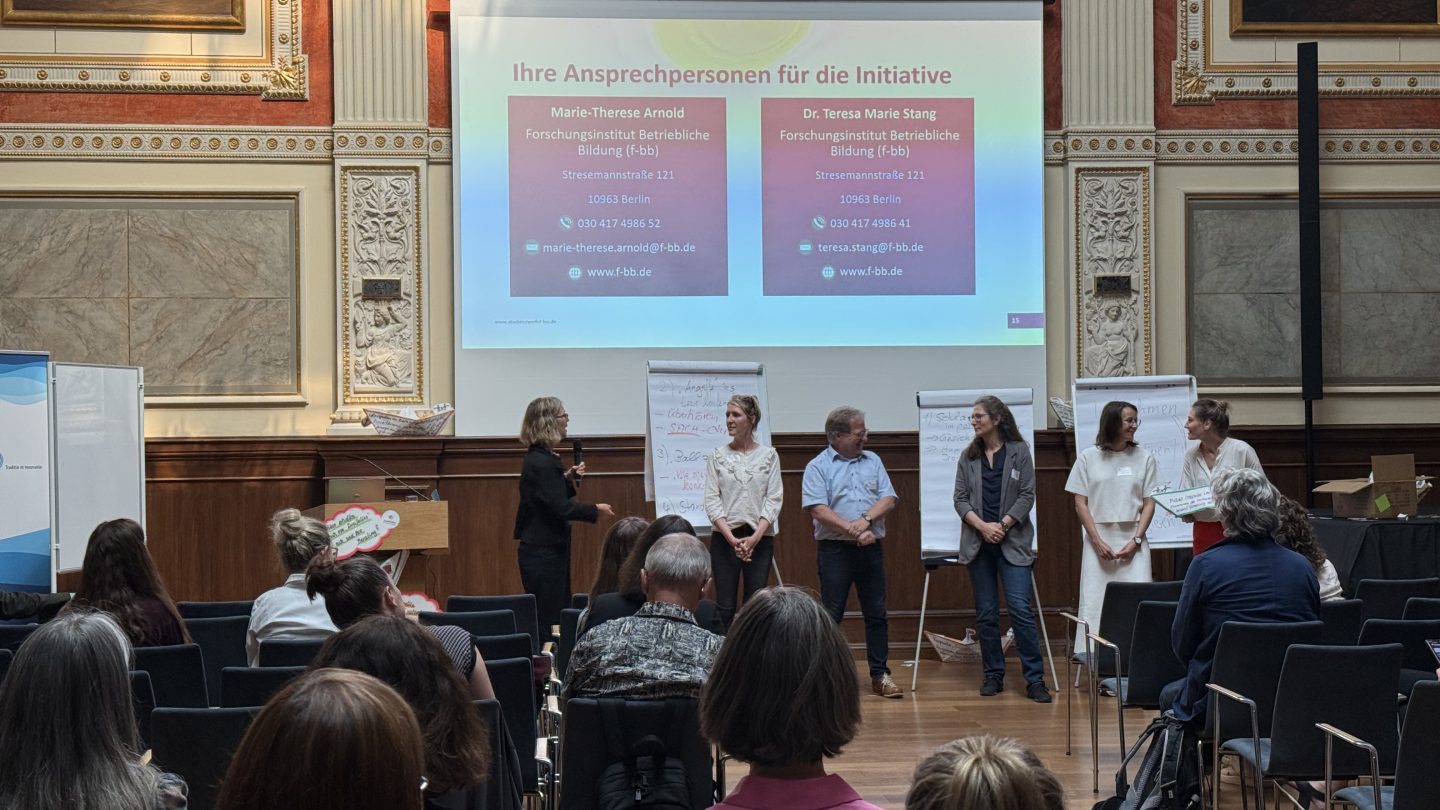 Das Organisationsteam steht auf der Bühne