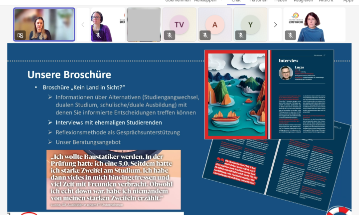 Eine junge Frau stellt eine Broschüre ihrer Beratungsstelle in einer Online-Veranstaltung vor.