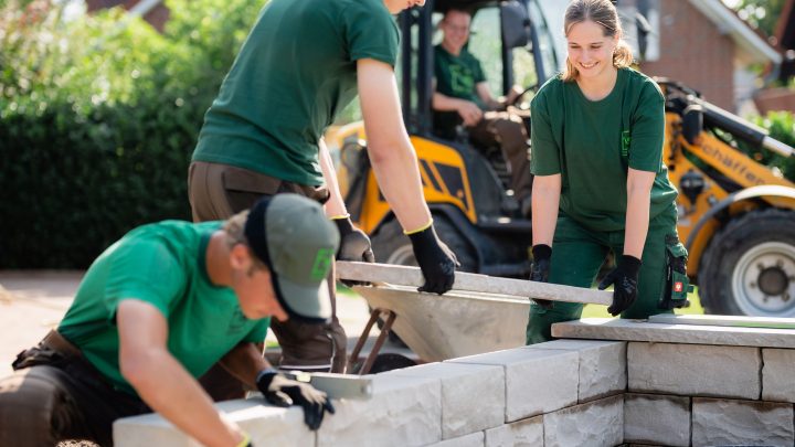Vier Personen sind im Garten- und Landschaftsbau tätig.