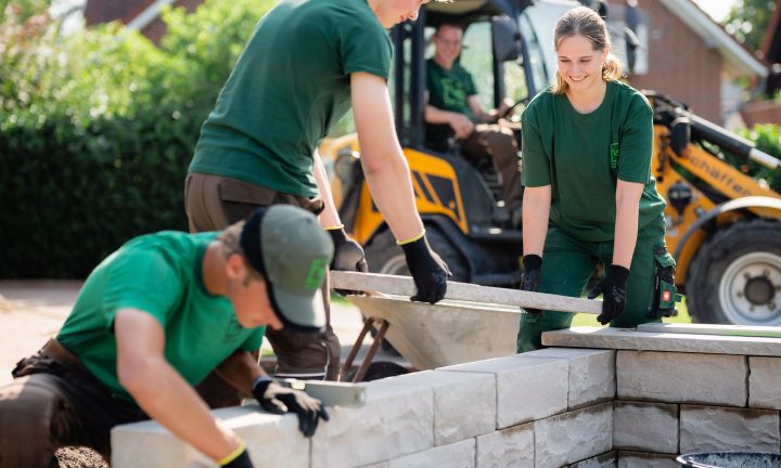 Vier Personen sind im Garten- und Landschaftsbau tätig.